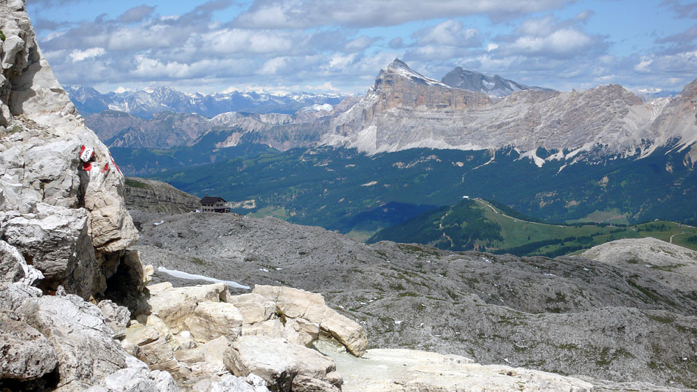 piz boe120.JPG - Um den Berg herum wieder aufs Refugio Kostner zu. Der rote Heiligkreuzkofel mit seiner Westwand im Hintergrund.